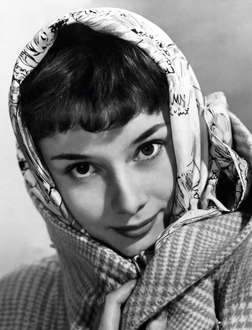 Audrey Hepburn con pañuelo en la cabeza